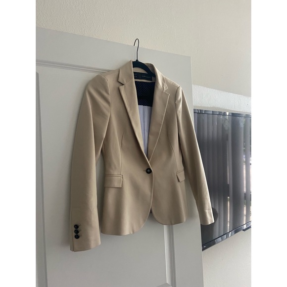 ZARA BLAZER WITH ACCENT BUTTONS ❤️ - Picture 1 of 3